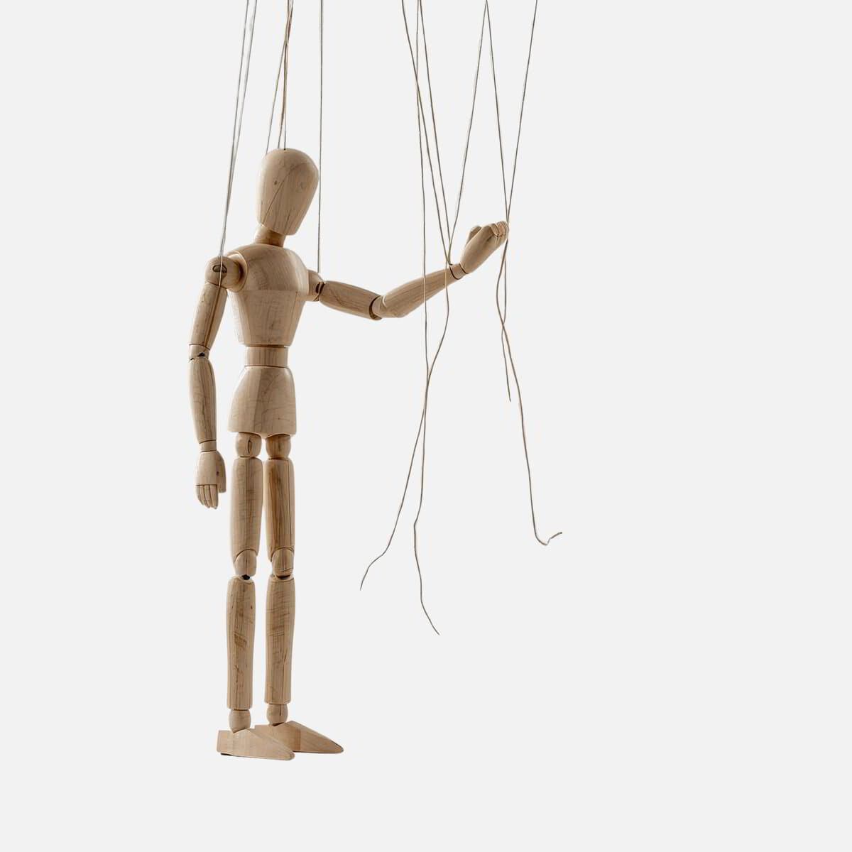 Marionette an unsichtbaren Fäden
