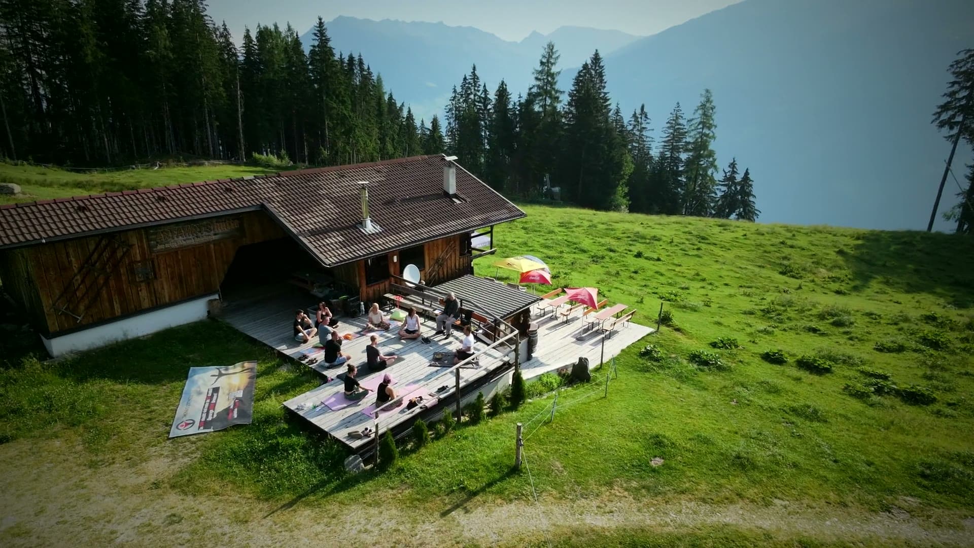 Seminargruppe auf der Almterrasse beim Seminar Grenzenlos Frei