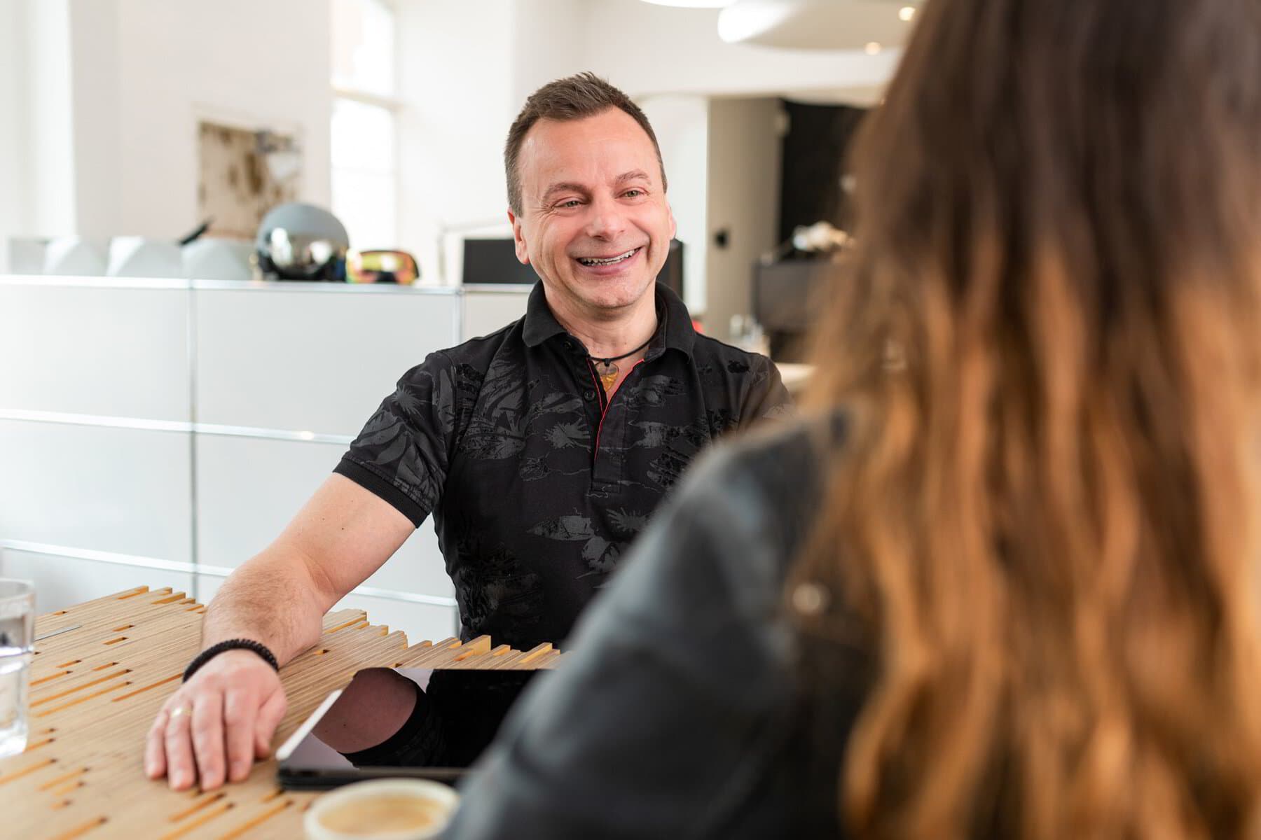 Thomas Ettinger im Gespräch mit einer Klientin