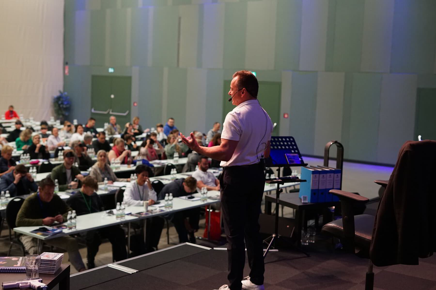 Thomas Ettinger vor der Seminargruppe