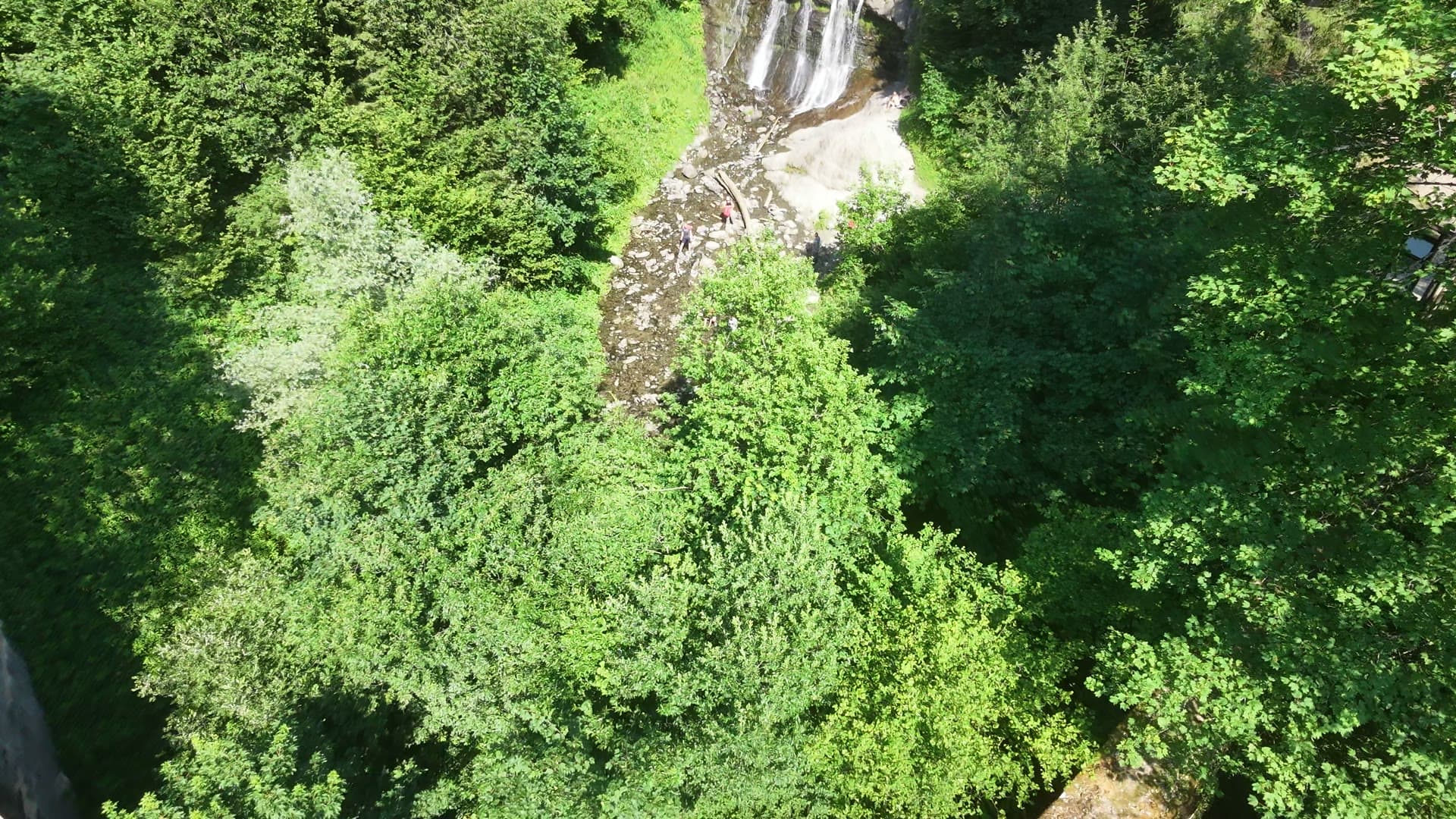 Wasserfall im Wald, aus der Luft aufgenommen
